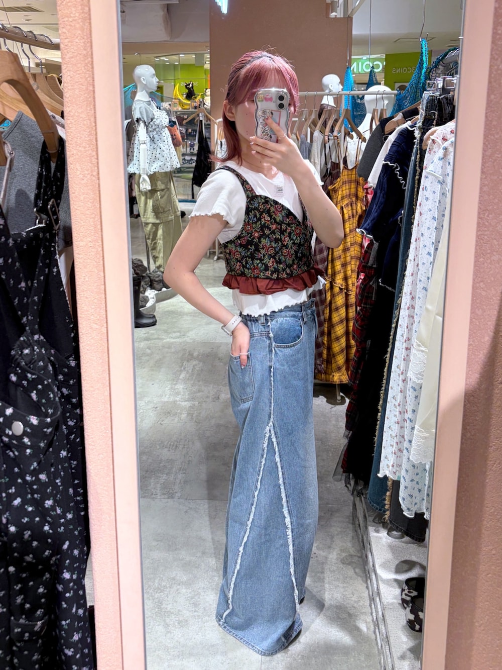 ホワイト系のTシャツ/カットソー、ブラック系のその他トップス、ブルー系のデニムパンツを着用したレディースの秋コーディネートの2枚目の写真