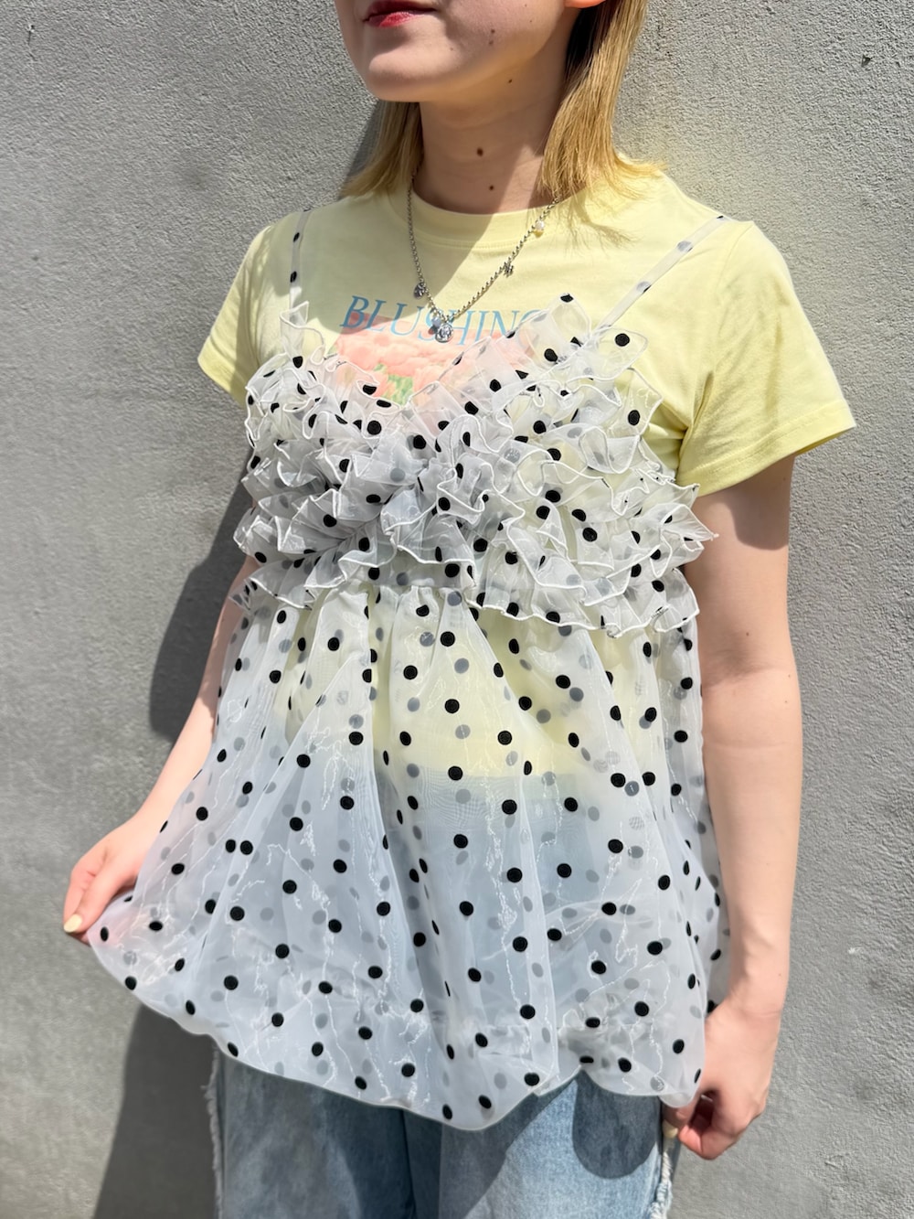 ブルー系のデニムパンツ、シルバー系のブーツ、シルバー系のトートバッグを着用したレディースの春コーディネートの4枚目の写真