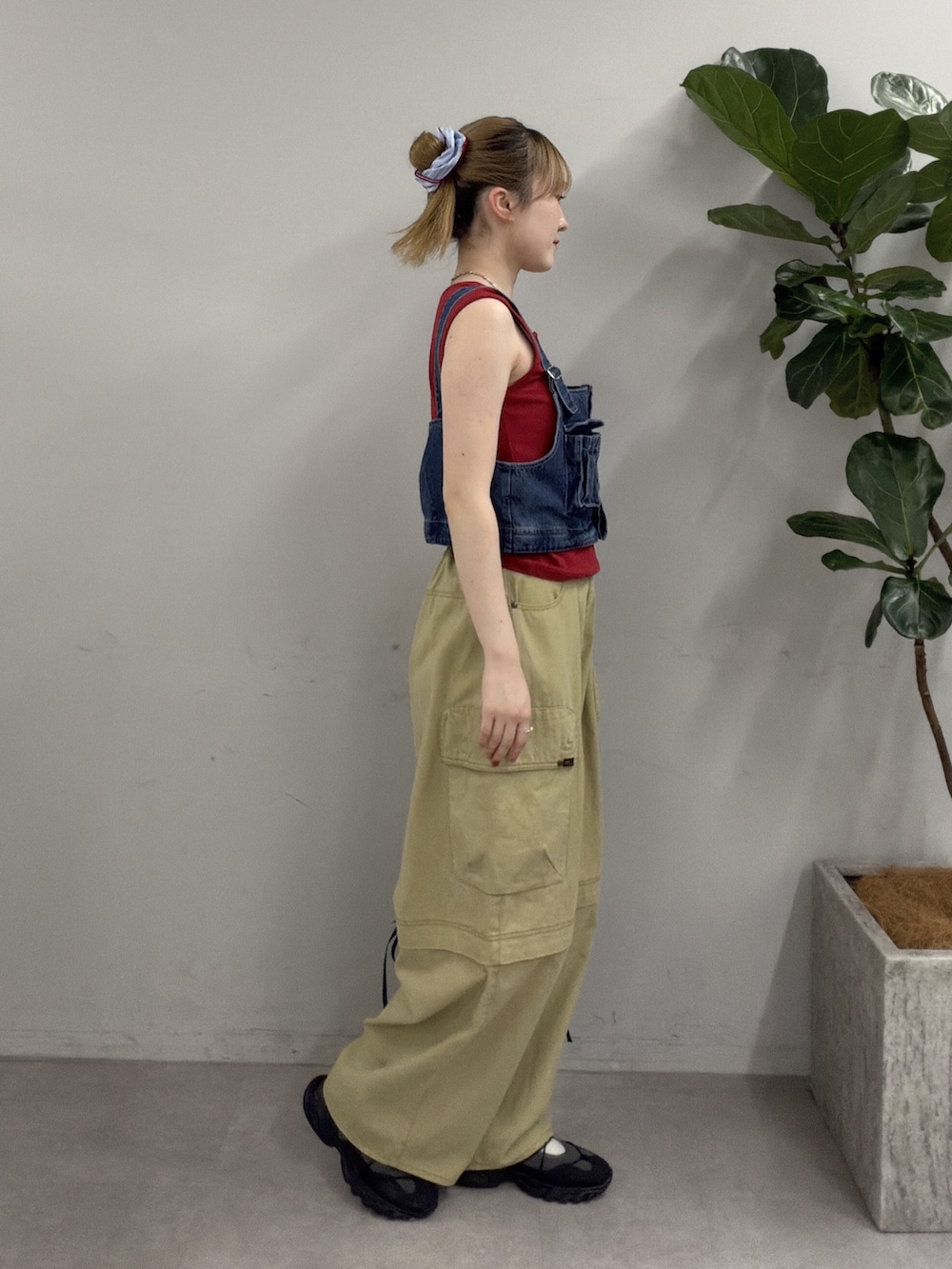 レッド系のタンクトップ、ベージュ系のその他パンツ、グレー系のその他シューズを着用したレディースの夏コーディネートの2枚目の写真