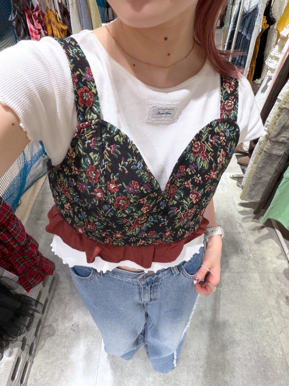 ホワイト系のTシャツ/カットソー、ブラック系のその他トップス、ブルー系のデニムパンツを着用したレディースの秋コーディネートの5枚目の写真