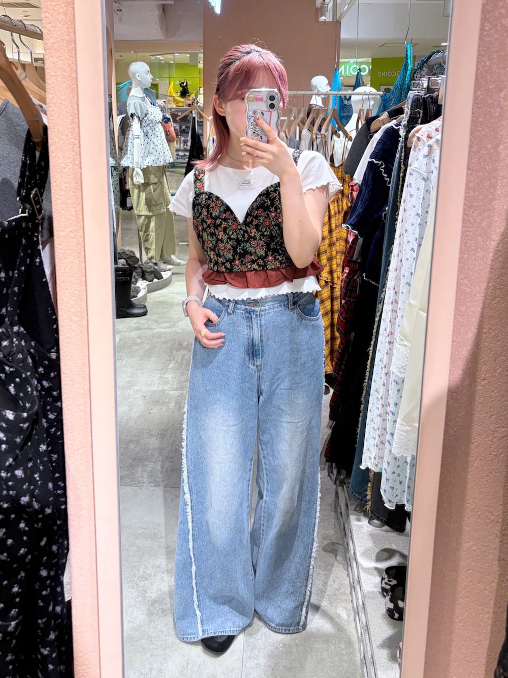 ホワイト系のTシャツ/カットソー、ブラック系のその他トップス、ブルー系のデニムパンツを着用したレディースの秋コーディネートの4枚目の写真
