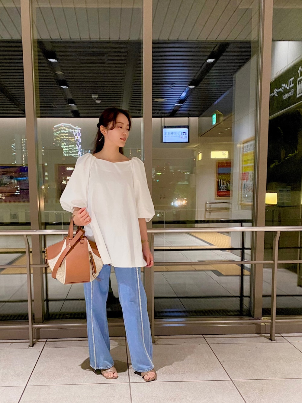 「今日のコーデ、シンプルコーデ、春コーデ、大人かわいい、低身長、ビッグシルエット、袖ボリューム、ブラウス×デニム、お洒落さんとつながりたい、春、大人コーデ、楽チンコーデ、ootd」｜「GUのアイテム（デニムパンツ、ブルー系）」を使った、まなさん（レディース・158cm）の春コーディネートの2枚目の写真