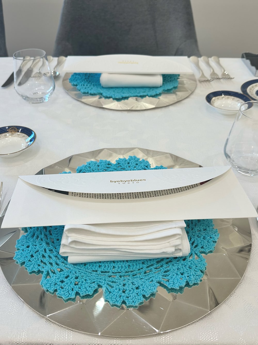 ベージュ系のワンピース、ブラウン系のカーディガン/ボレロ、ブラック系のブーツを着用したレディースの秋コーディネートの2枚目の写真