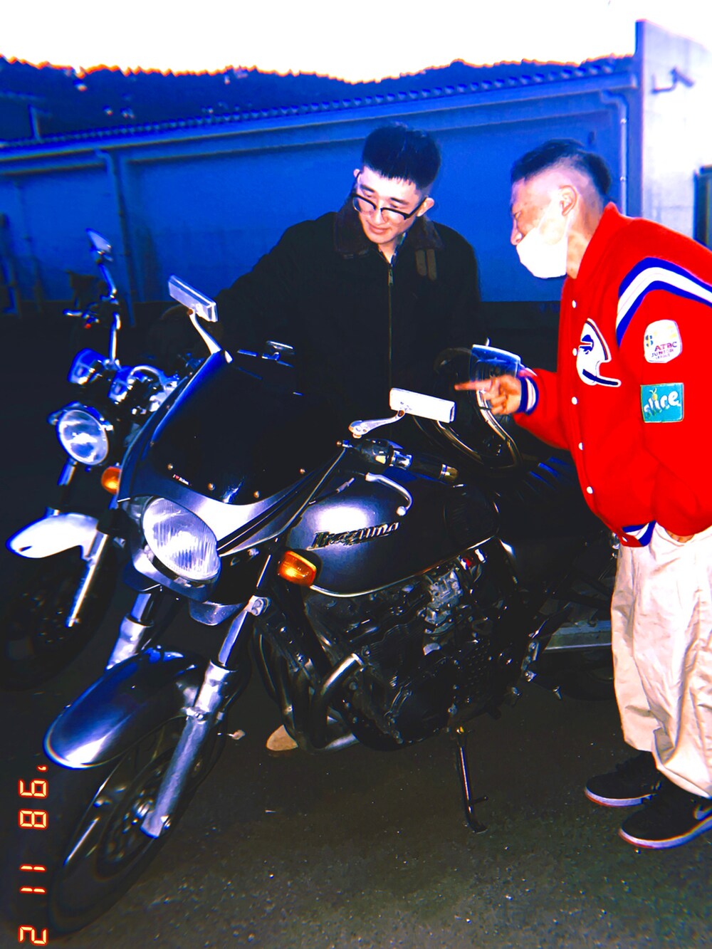 ブラック系のスニーカーを着用したメンズの冬コーディネートの2枚目の写真