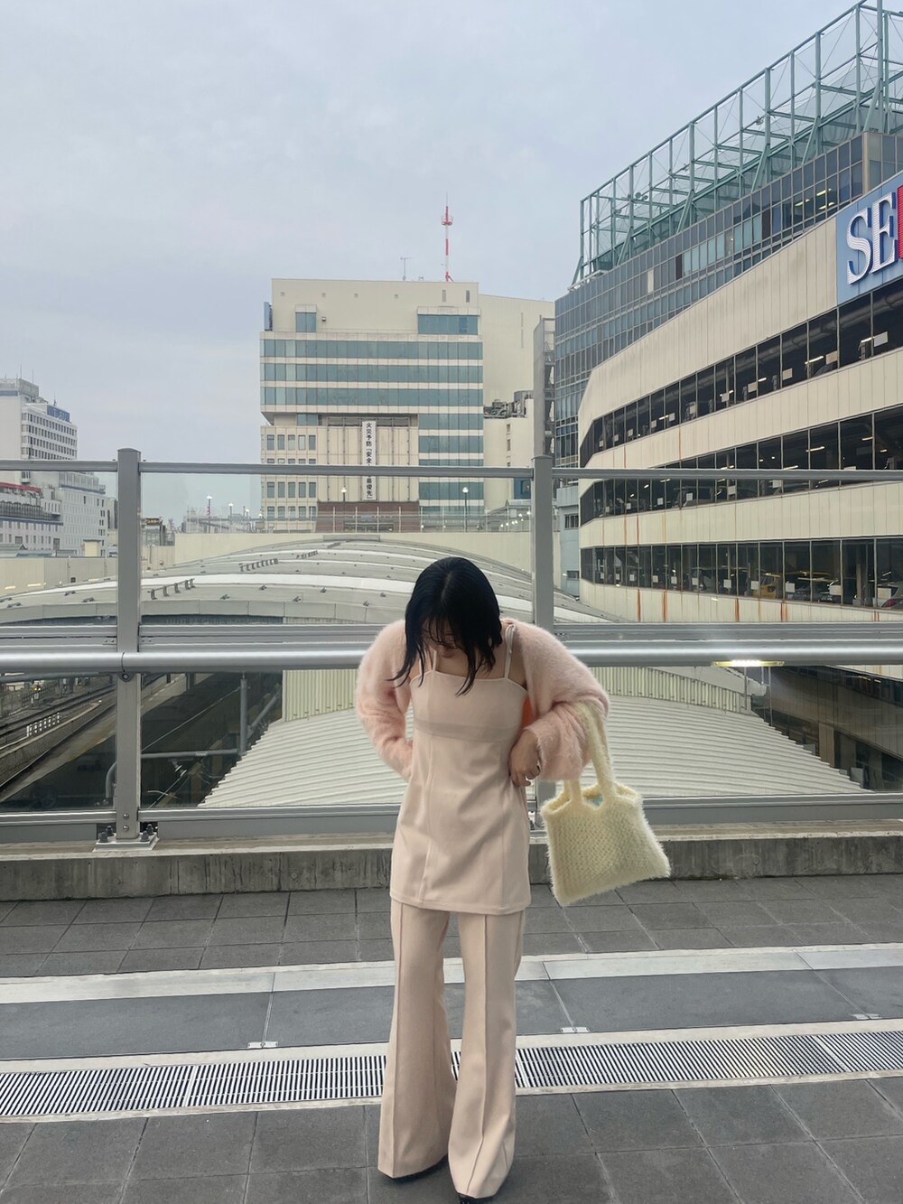 「ファッションを楽しもう、休日コーデ、秋コーデ」｜「midealのアイテム（チュニック、ホワイト系）」を使った、manaさん（レディース・157cm）の秋コーディネートの2枚目の写真