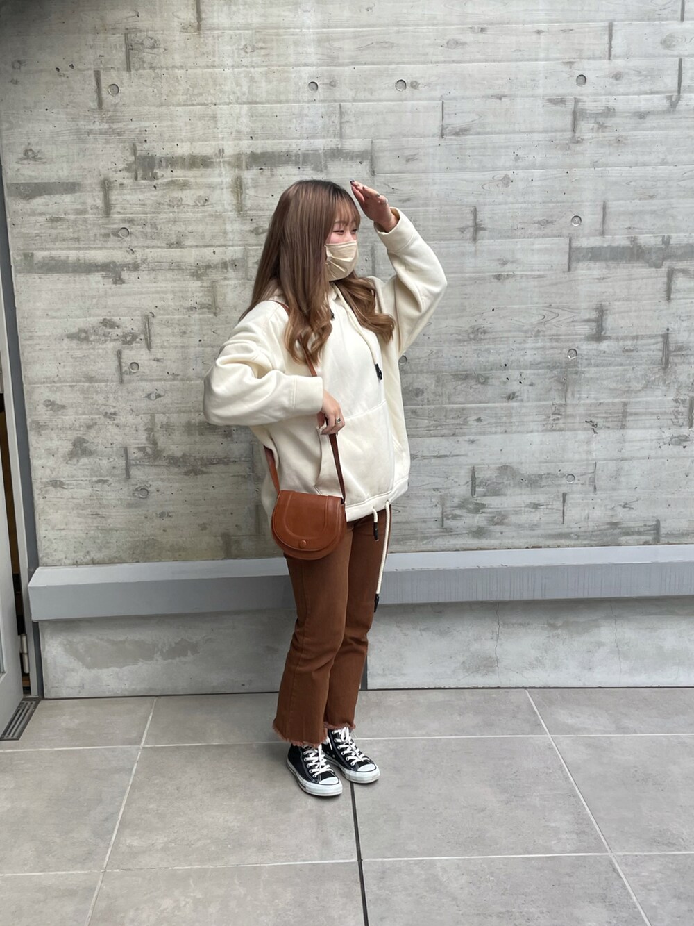 「未来のWEARISTAプロジェクト、休日スタイル、ブラウン、秋のコーデ、ラクチンコーデ、パーカーコーデ、コンバース」｜「ZARAのアイテム（パーカー、ホワイト系）」を使った、manaさん（レディース・157cm）の秋コーディネートの2枚目の写真