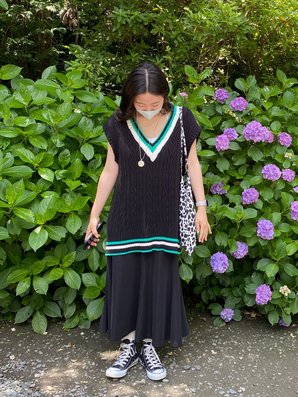 「休日コーデ、ベスト、converse、トートバッグ」｜「coca（coca）のマーメイドフレアマキシスカート（スカート、ブラック系）」を使った、manaさん（レディース・157cm）の夏コーディネートの2枚目の写真