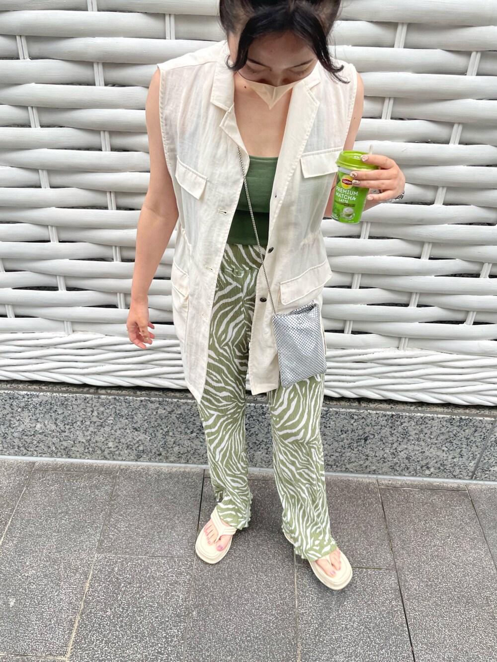 「休日スタイル、トングサンダル、抹茶、抹茶ラテ、グリーンコーデ、ゼブラ柄、グリーン」｜「Kastaneのミリタリーシアーベスト（ベスト、ホワイト系）」を使った、manaさん（レディース・157cm）の夏コーディネートの3枚目の写真