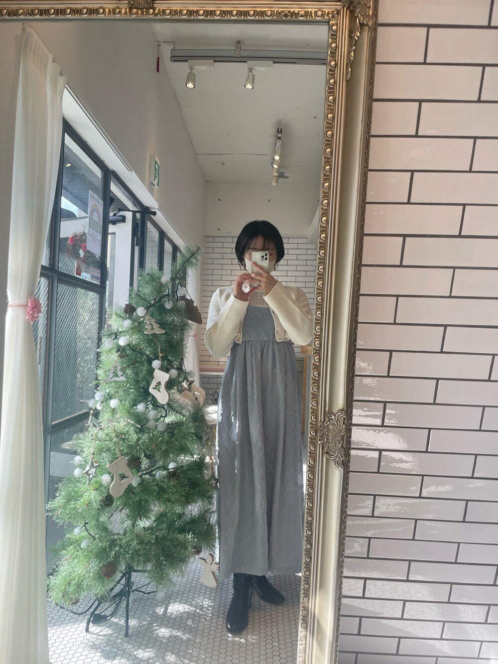 「休日スタイル」｜「w closetのショートクルーネックカーディガン（カーディガン/ボレロ、ホワイト系）」を使った、manaさん（レディース・157cm）の秋コーディネートの2枚目の写真