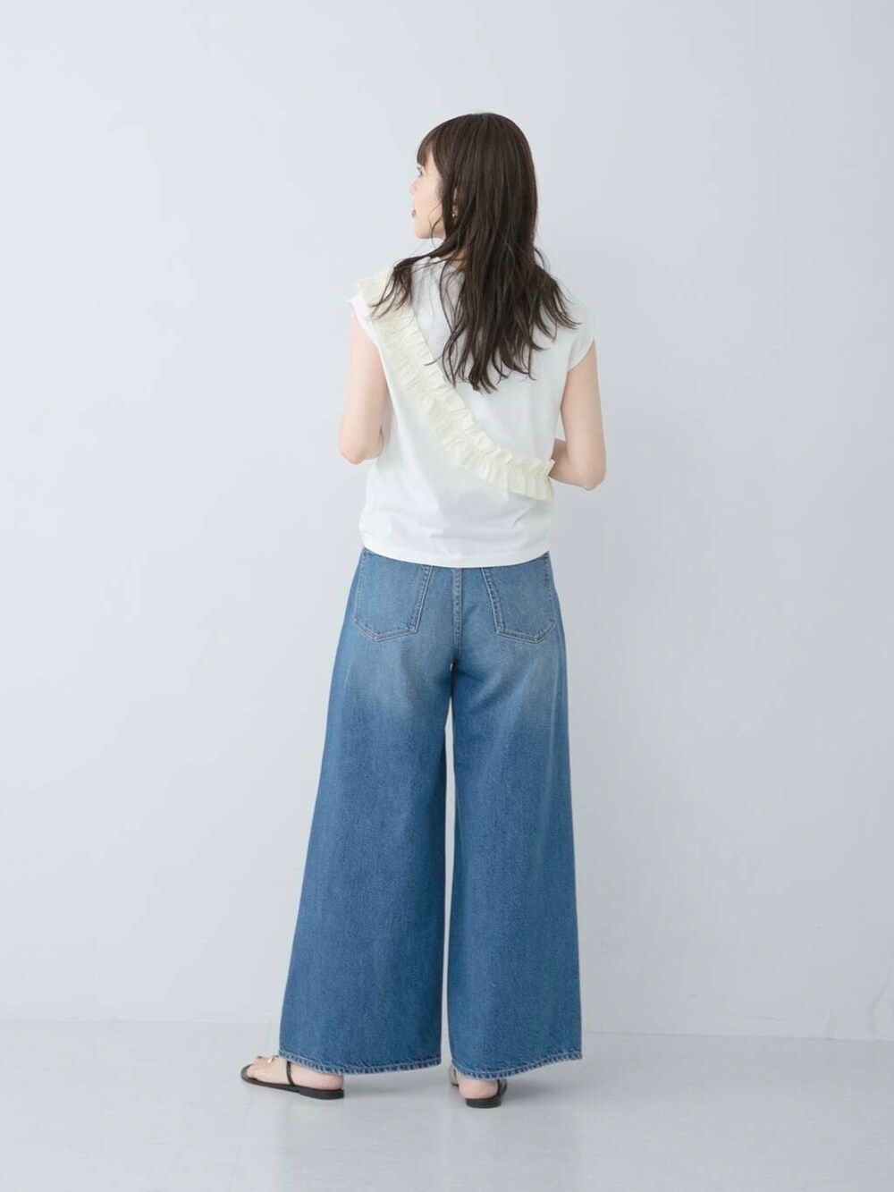 ホワイト系のTシャツ/カットソー、ブルー系のデニムパンツを着用したレディースの夏コーディネートの2枚目の写真