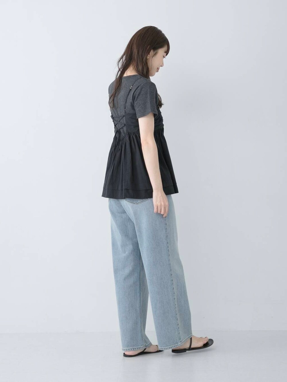 ブルー系のデニムパンツ、グレー系のTシャツ/カットソー、ブラック系のキャミソールを着用したレディースの夏コーディネートの3枚目の写真