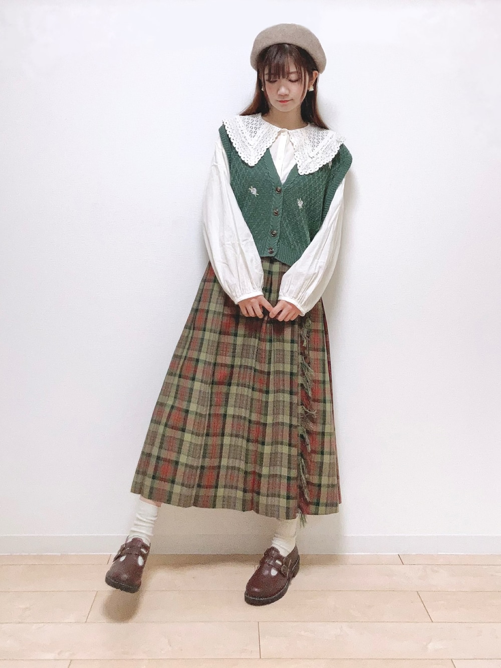 「ファッションを楽しもう、ナチュラル、レトロ、ガーリー、秋冬コーデ、秋コーデ、プリーツスカート、チェック、チェック柄に恋してる、ベレー帽、ニットベスト、ベスト、レイヤードスタイル、おしゃれさんと繋がりたい」｜「Samansa Mos2の【帯電防止】フリンジプリーツスカート（スカート、レッド系）」を使った、Gilda♡ᵕ̈*⑅さん（レディース・163cm）の秋コーディネートの4枚目の写真