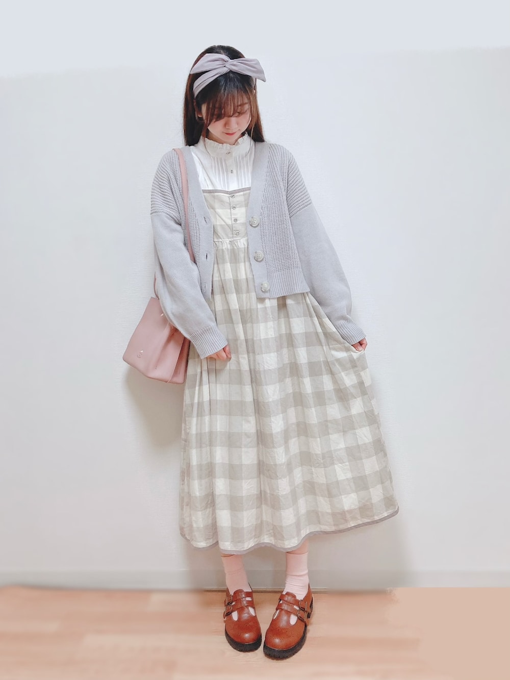 グレー系のカーディガン/ボレロ、ホワイト系のシャツ/ブラウス、ベージュ系のワンピースを着用したレディースの春コーディネートの2枚目の写真