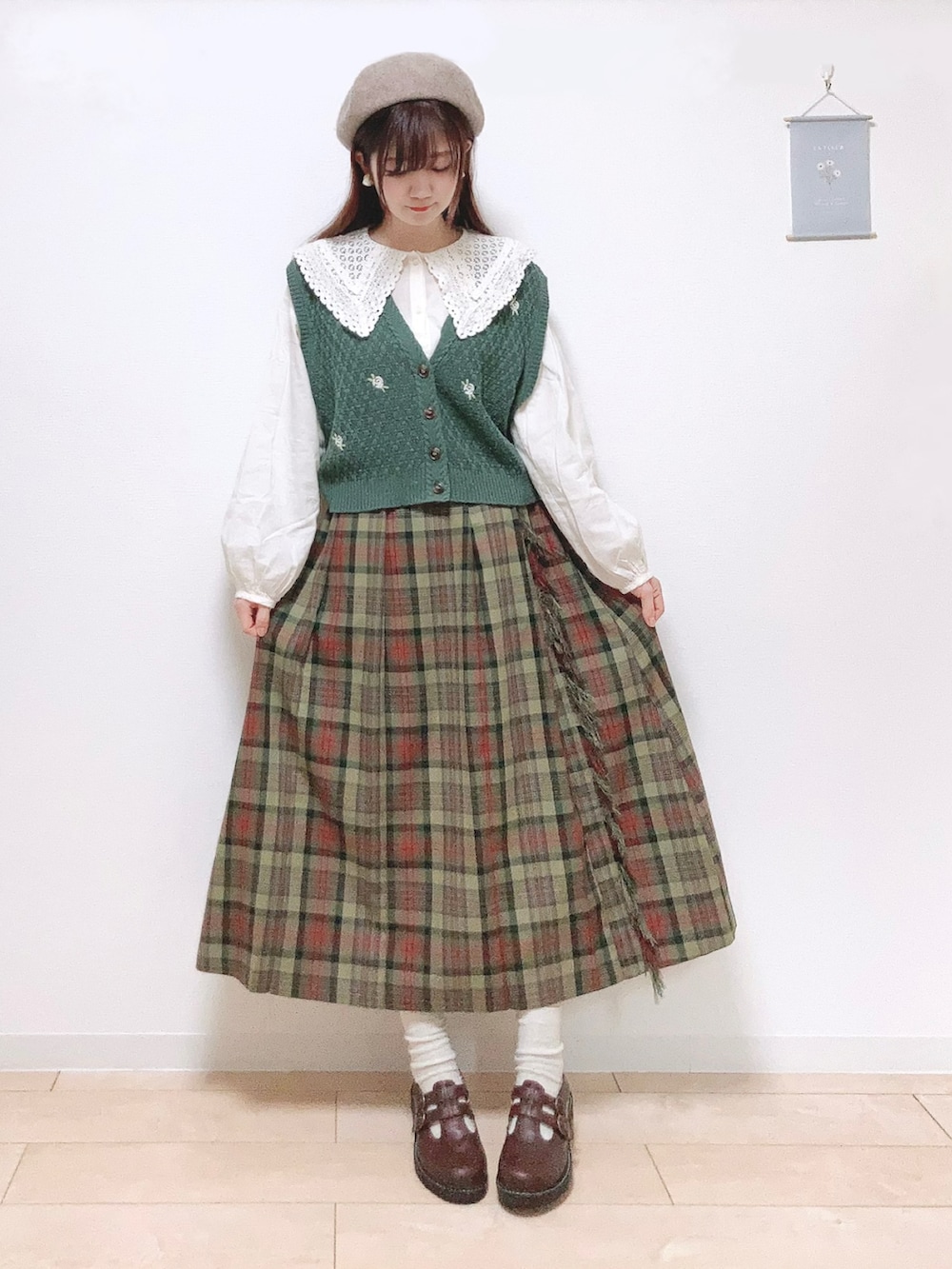 「ファッションを楽しもう、ナチュラル、レトロ、ガーリー、秋冬コーデ、秋コーデ、プリーツスカート、チェック、チェック柄に恋してる、ベレー帽、ニットベスト、ベスト、レイヤードスタイル、おしゃれさんと繋がりたい」｜「Samansa Mos2の【帯電防止】フリンジプリーツスカート（スカート、レッド系）」を使った、Gilda♡ᵕ̈*⑅さん（レディース・163cm）の秋コーディネートの3枚目の写真