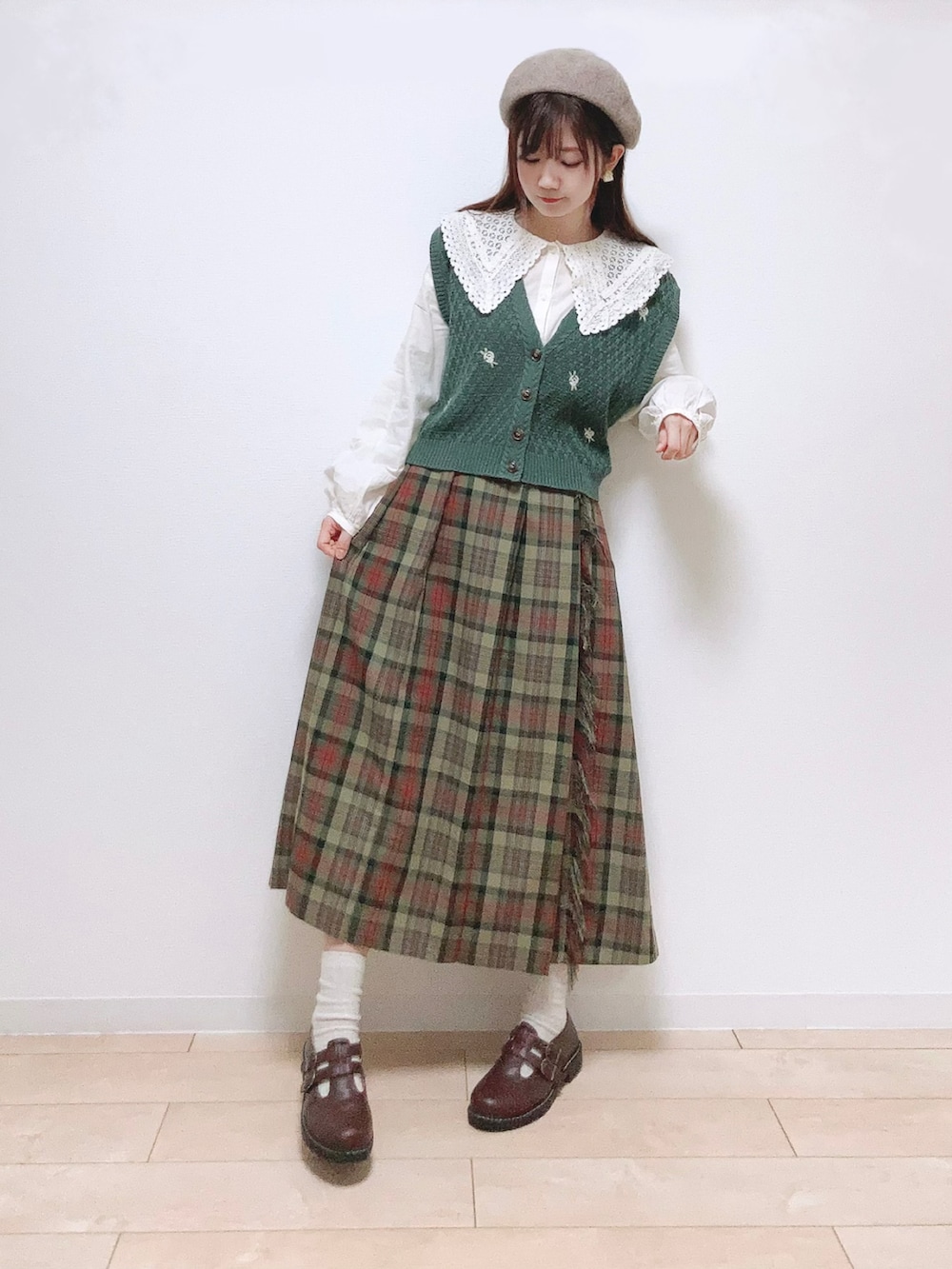 「ファッションを楽しもう、ナチュラル、レトロ、ガーリー、秋冬コーデ、秋コーデ、プリーツスカート、チェック、チェック柄に恋してる、ベレー帽、ニットベスト、ベスト、レイヤードスタイル、おしゃれさんと繋がりたい」｜「Samansa Mos2の【帯電防止】フリンジプリーツスカート（スカート、レッド系）」を使った、Gilda♡ᵕ̈*⑅さん（レディース・163cm）の秋コーディネートの2枚目の写真