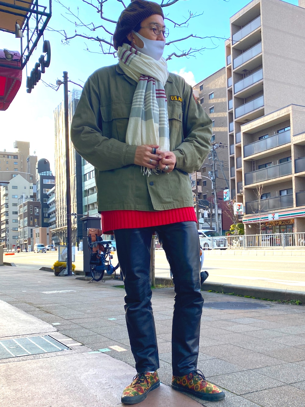 ベージュ系のダウンジャケット/コート、ブラック系のその他パンツ、その他のスニーカーを着用したメンズの冬コーディネートの2枚目の写真