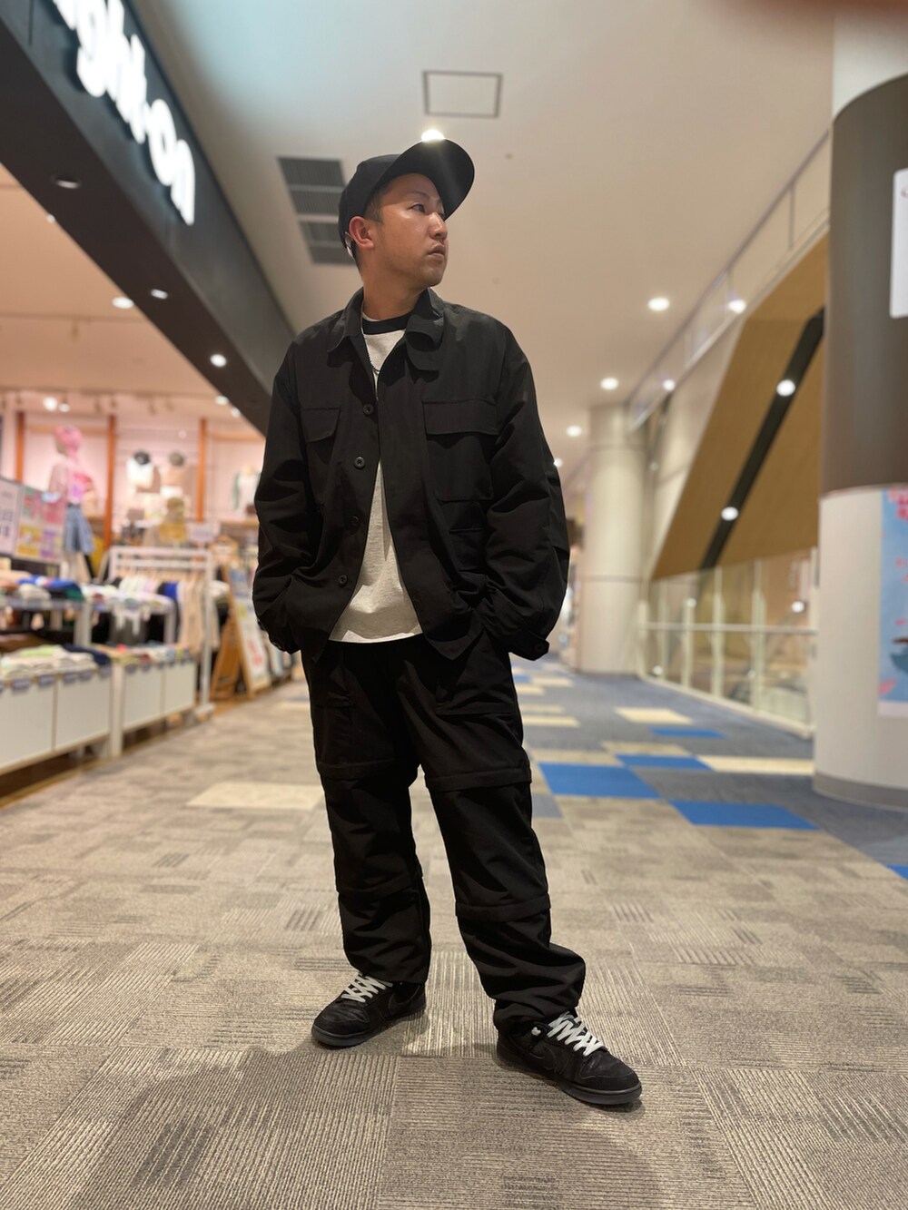 ブラック系のその他パンツ、ブラック系のジャケット/アウター、グレー系のTシャツ/カットソーを着用したメンズの冬コーディネートの2枚目の写真