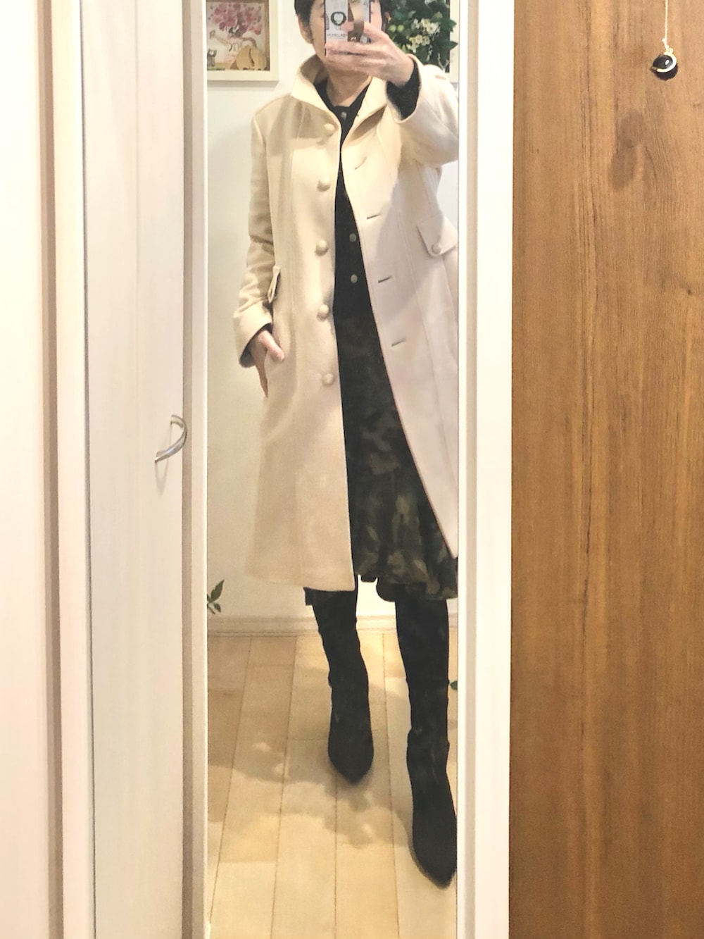 グリーン系のスカート、ブラック系のブーツ、ブルー系のカーディガン/ボレロを着用したレディースの冬コーディネートの2枚目の写真