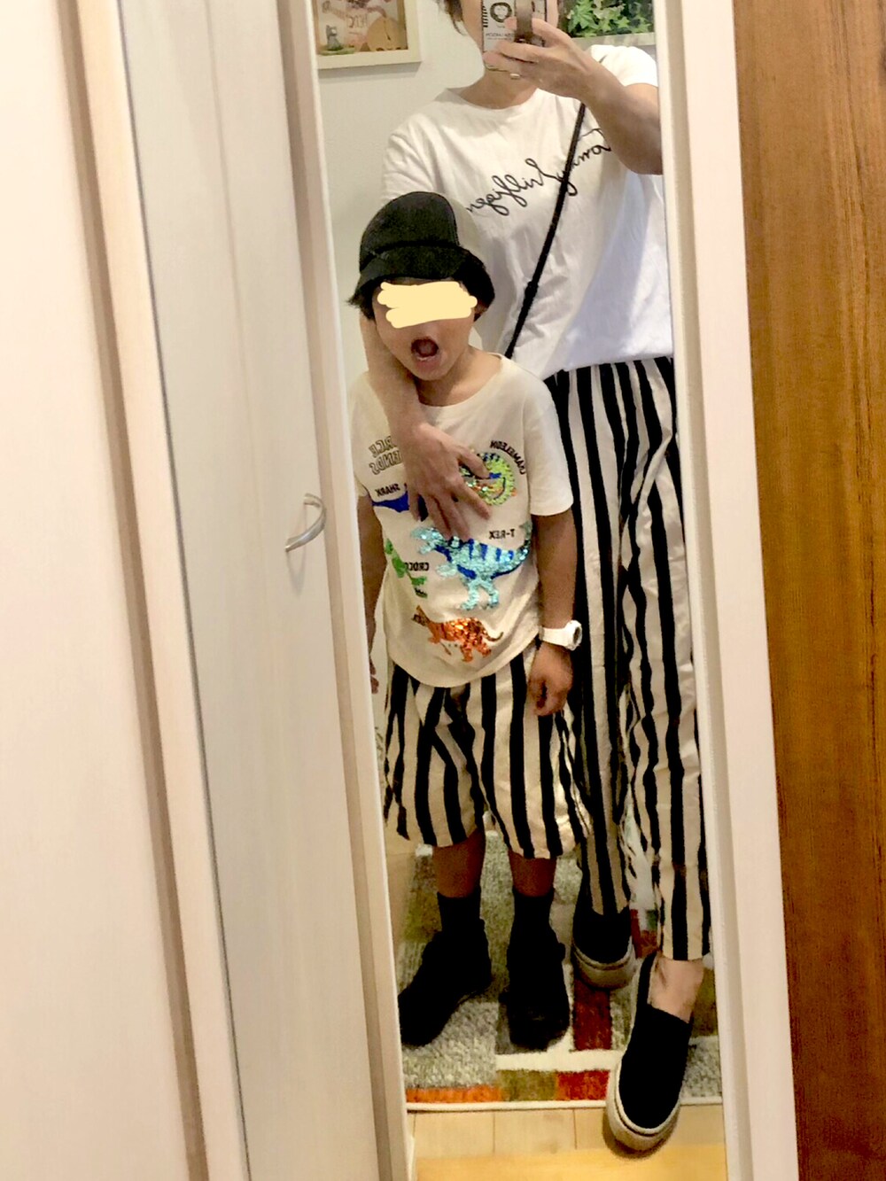 ブラック系のパンツ、ブラック系のスリッポン、ホワイト系のTシャツ/カットソーを着用したレディースの夏コーディネートの2枚目の写真