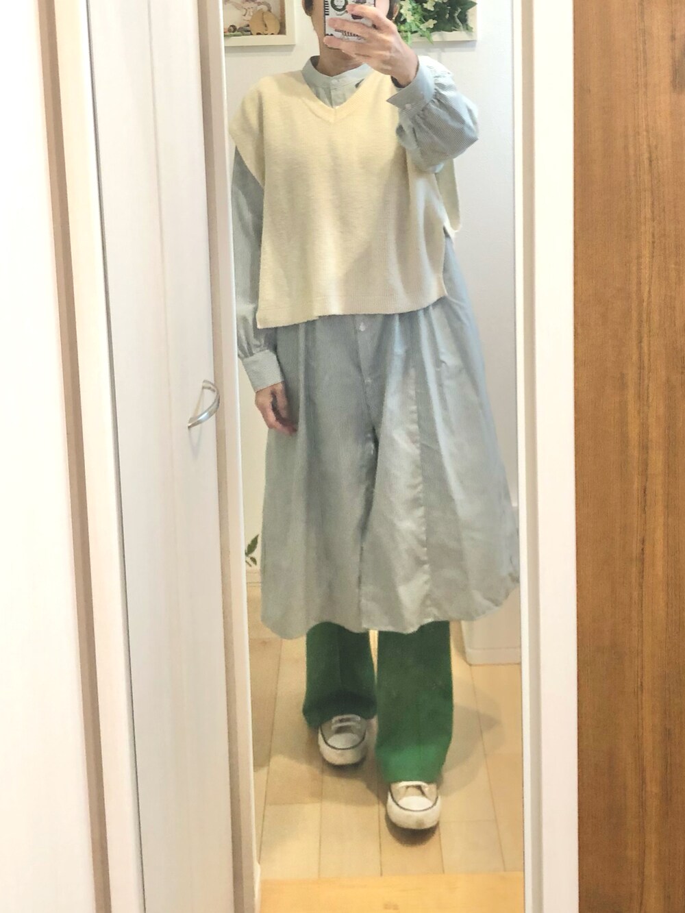 グリーン系のその他パンツ、ベージュ系のスニーカー、グリーン系のシャツワンピースを着用したレディースの秋コーディネートの2枚目の写真