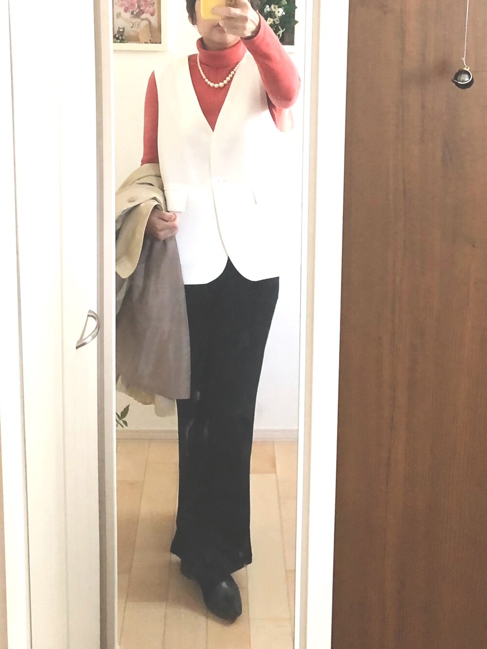 ベージュ系のトレンチコート、ブラック系のその他パンツ、ピンク系のニット/セーターを着用したレディースの春コーディネートの2枚目の写真