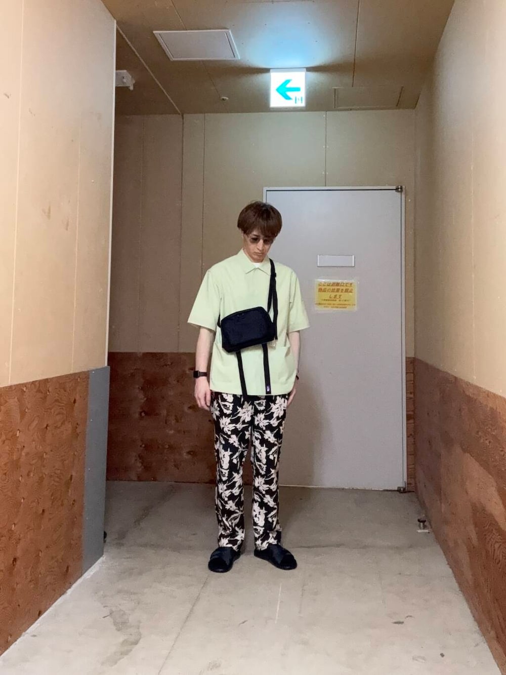 ブラック系のその他パンツ、グリーン系のシャツ/ブラウス、ホワイト系のTシャツ/カットソーを着用したメンズの春コーディネートの2枚目の写真