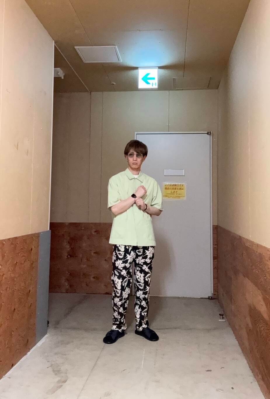 ブラック系のその他パンツ、グリーン系のシャツ/ブラウス、ホワイト系のTシャツ/カットソーを着用したメンズの春コーディネートの3枚目の写真