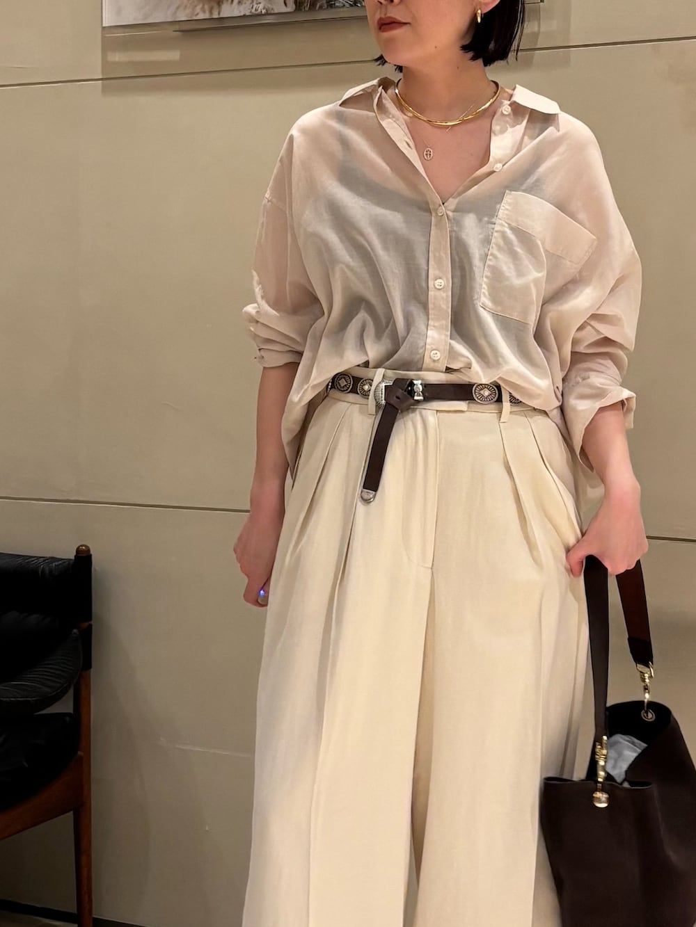 ベージュ系のシャツ/ブラウス、ベージュ系のその他パンツ、ブラック系のサンダルを着用したレディースの春コーディネートの3枚目の写真