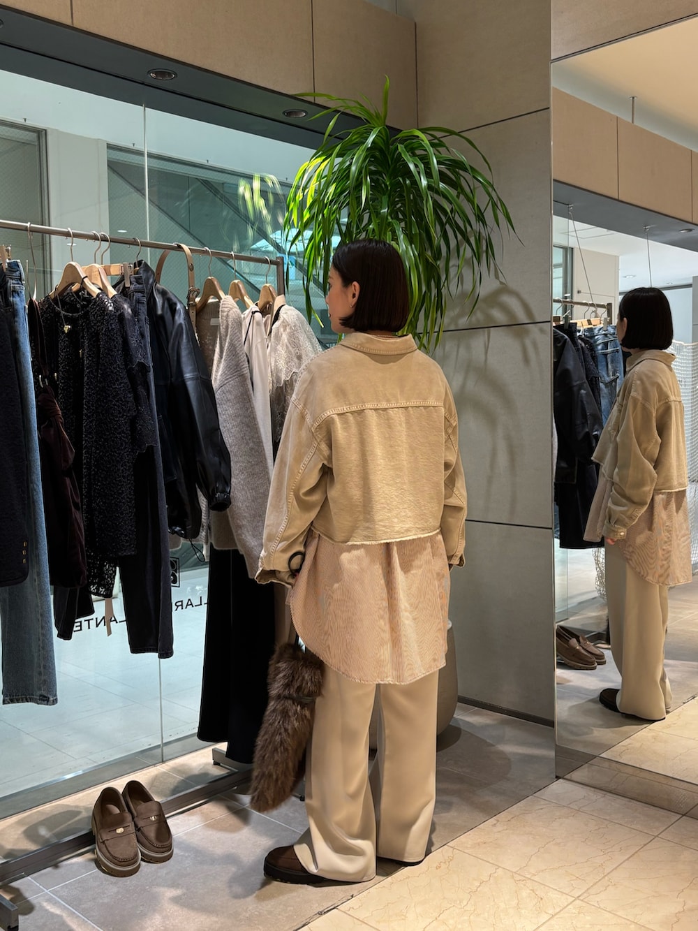 ベージュ系のシャツ/ブラウス、ブラウン系のシャツ/ブラウス、ブラウン系のトートバッグを着用したレディースの秋コーディネートの3枚目の写真