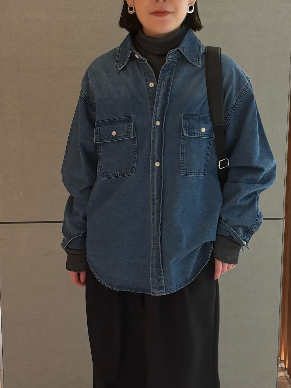 グレー系のTシャツ/カットソー、ブルー系のシャツ/ブラウス、ブラック系のバックパック/リュックを着用したレディースの冬コーディネートの4枚目の写真