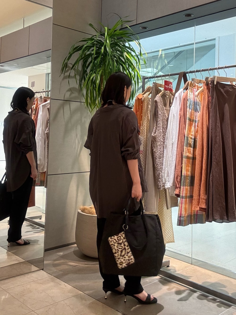 グレー系のシャツ/ブラウス、グレー系のキャミソール、ブラック系のその他パンツを着用したレディースの夏コーディネートの3枚目の写真