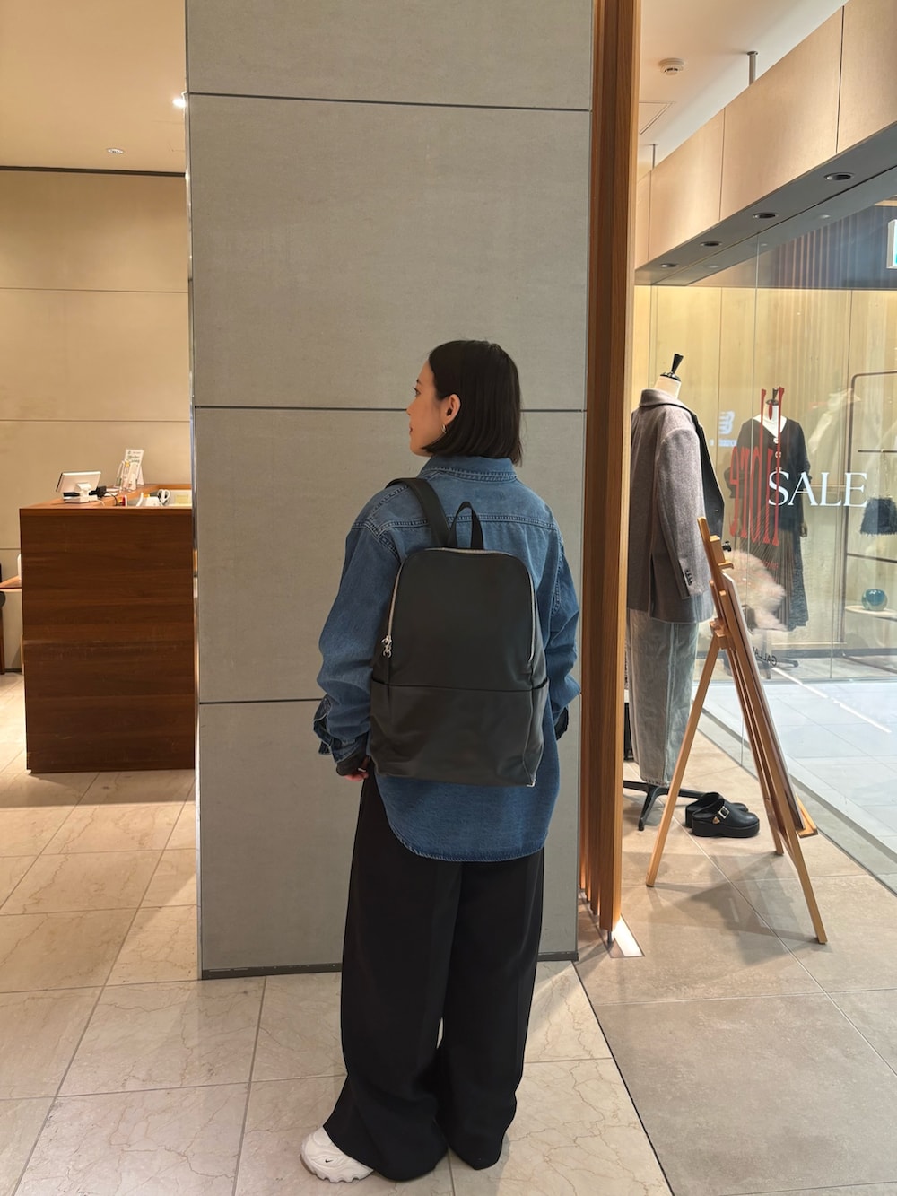 グレー系のTシャツ/カットソー、ブルー系のシャツ/ブラウス、ブラック系のバックパック/リュックを着用したレディースの冬コーディネートの3枚目の写真