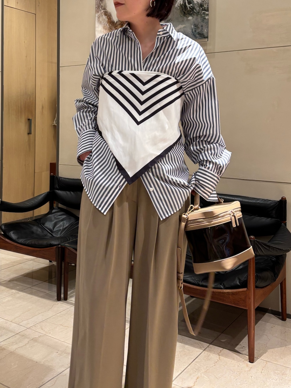 ブルー系のシャツ/ブラウス、ベージュ系のその他パンツ、ブラウン系のサンダルを着用したレディースの春コーディネートの2枚目の写真