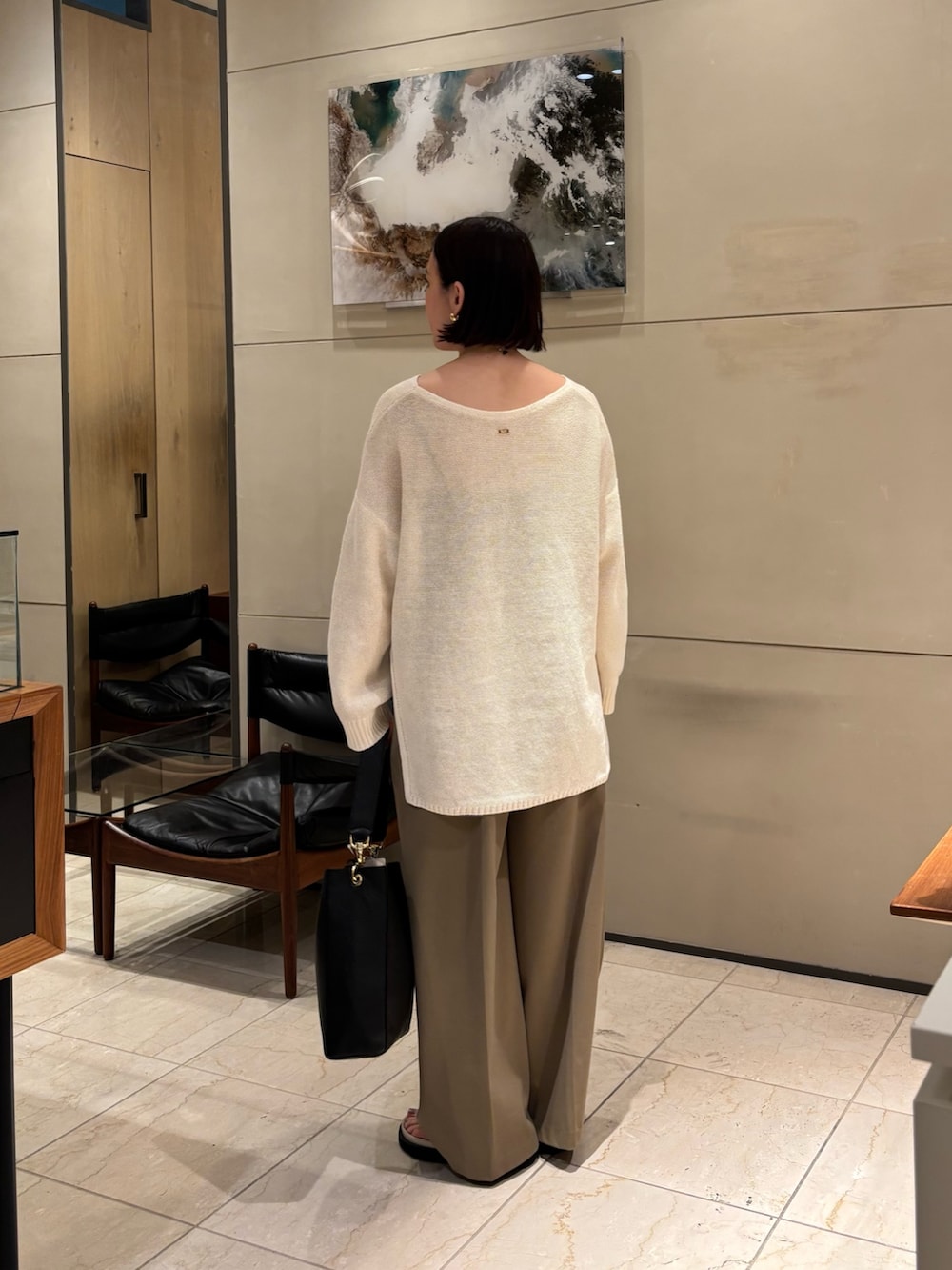 ホワイト系のニット/セーター、ベージュ系のその他パンツ、ブラック系のキャミソールを着用したレディースの春コーディネートの4枚目の写真