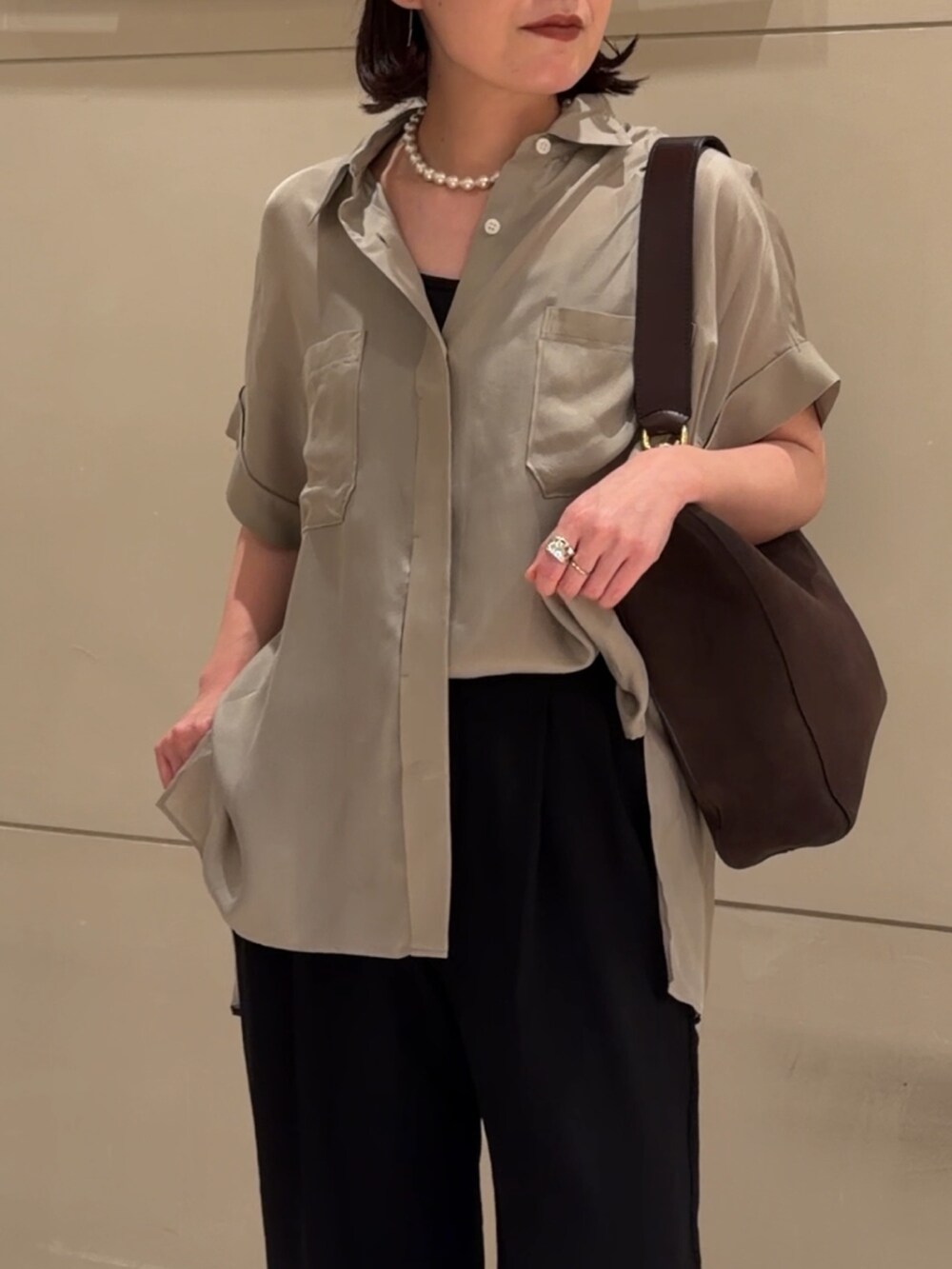 ベージュ系のシャツ/ブラウス、ブラック系のその他パンツ、ブラック系のサンダルを着用したレディースの夏コーディネートの3枚目の写真