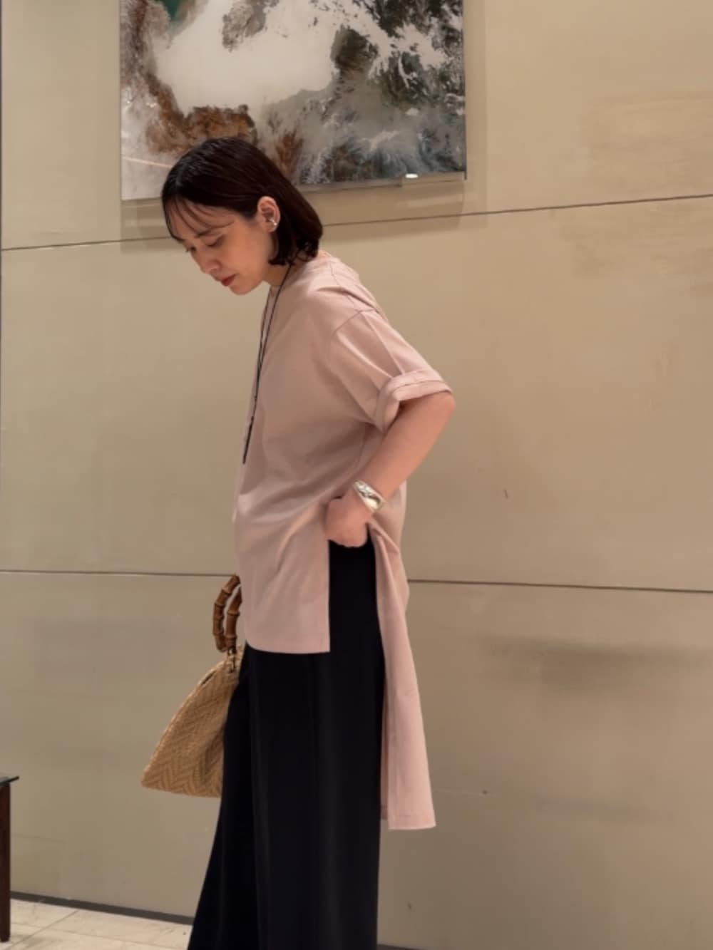 ピンク系のシャツ/ブラウス、ブラック系のその他パンツ、ベージュ系のかごバッグを着用したレディースの夏コーディネートの4枚目の写真