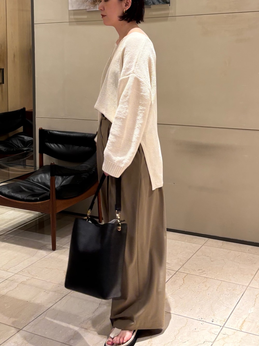 ホワイト系のニット/セーター、ベージュ系のその他パンツ、ブラック系のキャミソールを着用したレディースの春コーディネートの3枚目の写真