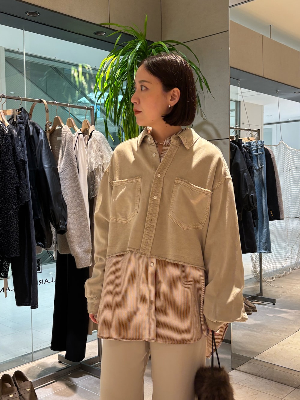 ベージュ系のシャツ/ブラウス、ブラウン系のシャツ/ブラウス、ブラウン系のトートバッグを着用したレディースの秋コーディネートの2枚目の写真