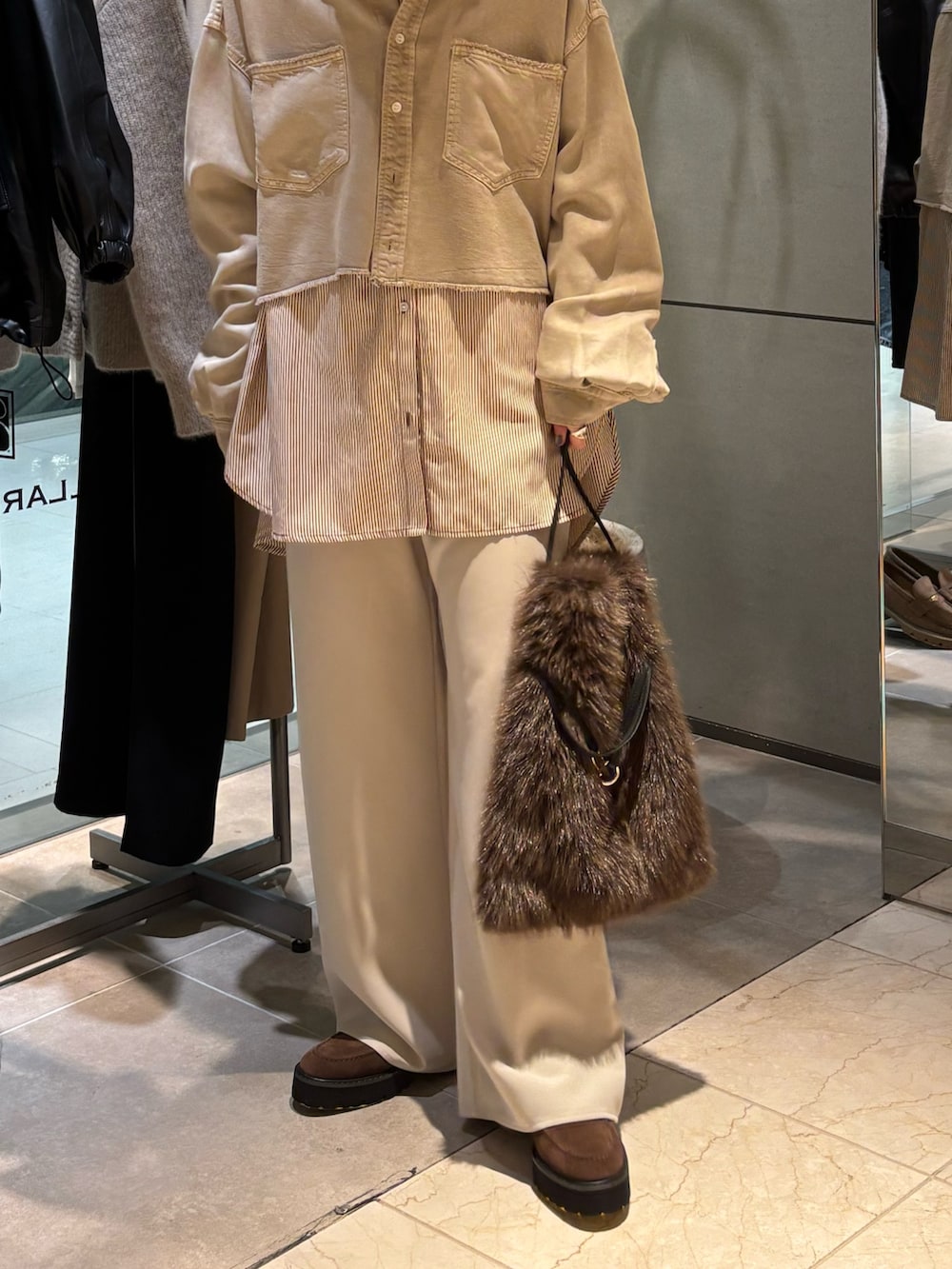 ベージュ系のシャツ/ブラウス、ブラウン系のシャツ/ブラウス、ブラウン系のトートバッグを着用したレディースの秋コーディネートの4枚目の写真