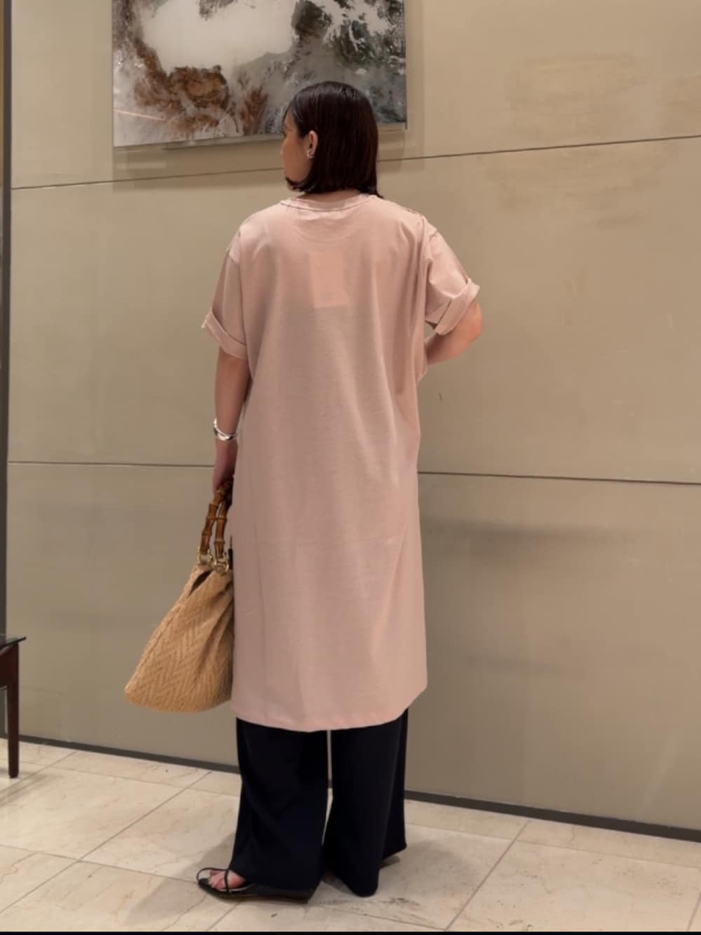 ピンク系のシャツ/ブラウス、ブラック系のその他パンツ、ベージュ系のかごバッグを着用したレディースの夏コーディネートの3枚目の写真