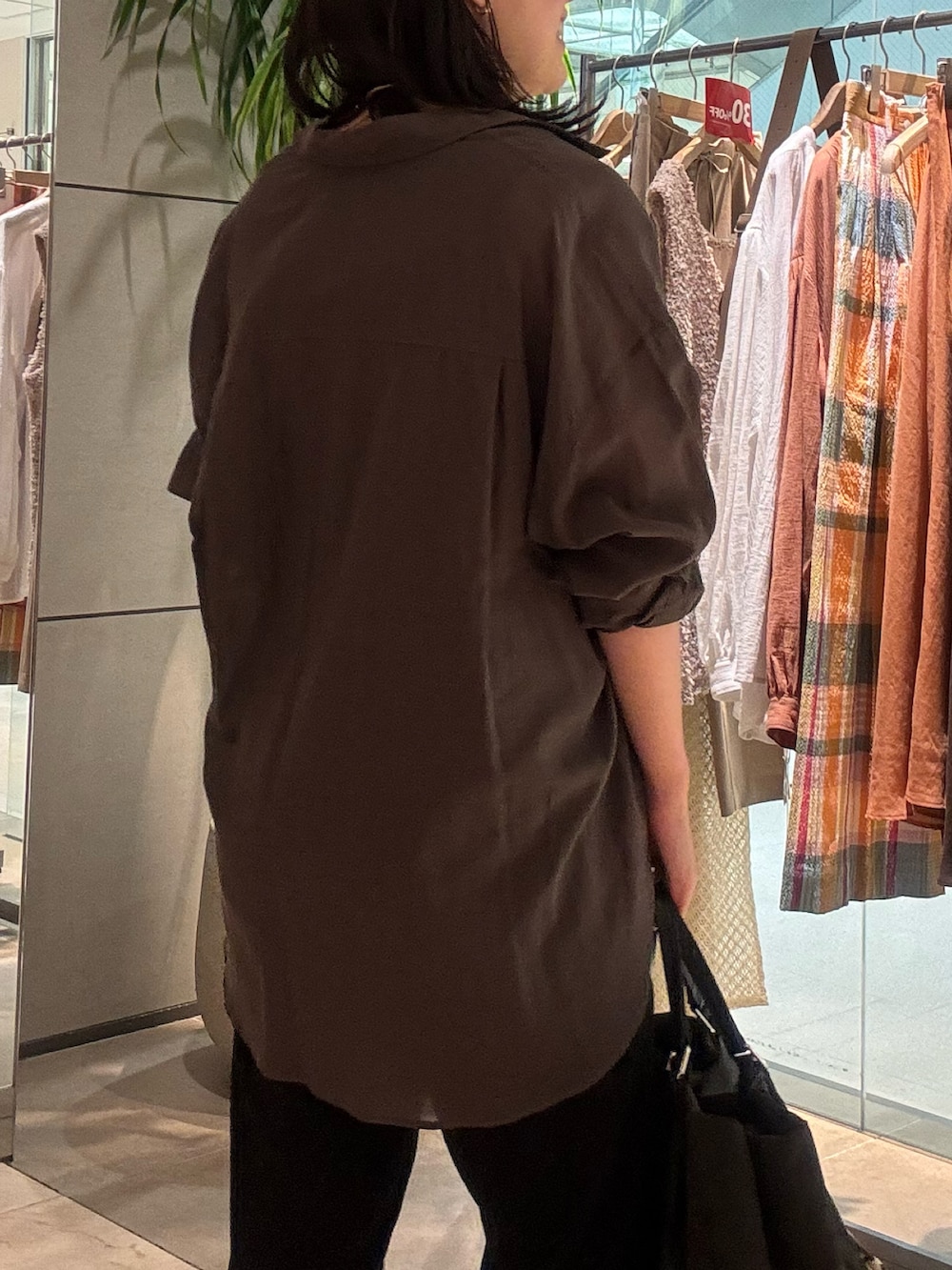 グレー系のシャツ/ブラウス、グレー系のキャミソール、ブラック系のその他パンツを着用したレディースの夏コーディネートの5枚目の写真