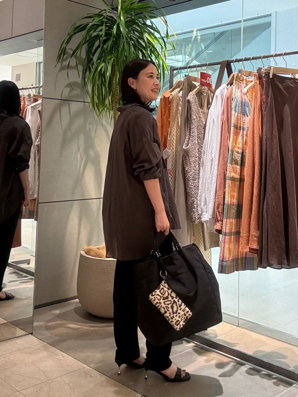 グレー系のシャツ/ブラウス、グレー系のキャミソール、ブラック系のその他パンツを着用したレディースの夏コーディネートの2枚目の写真