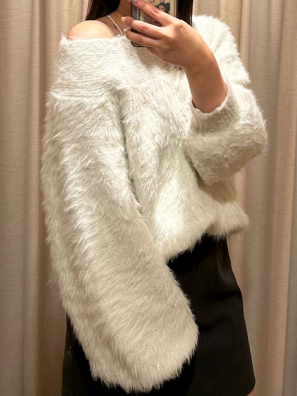 ホワイト系のニット/セーター、グレー系のスカート、ブラック系のブーツを着用したレディースの冬コーディネートの2枚目の写真