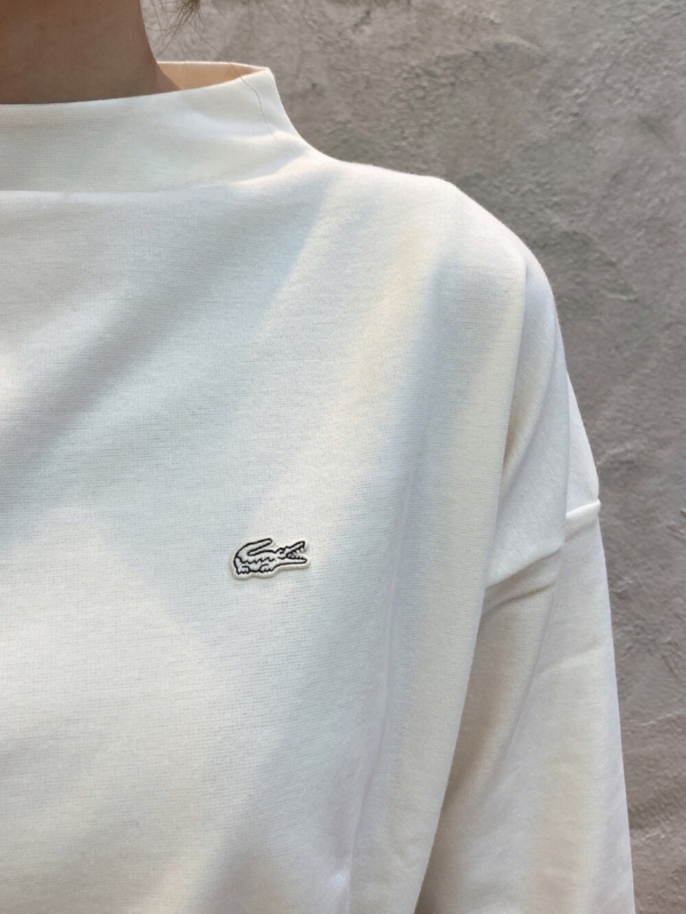 「リバーシブルシャツ、茶色、チェック柄、ボトルネック、Tシャツ、スニーカー」｜「LACOSTEのボトルネックミラノリブプルオーバー トレーナー（スウェット、ホワイト系）」を使った、momoさん（レディース・166cm）の春コーディネートの5枚目の写真