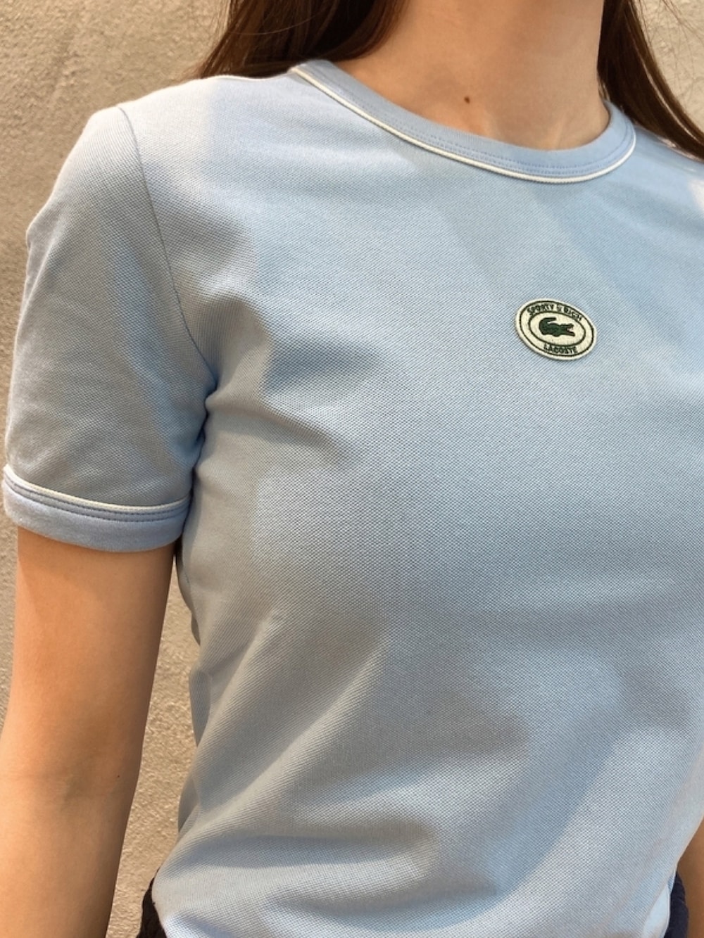 「LACOSTEのレディース L003 NEO 123 1 SFA（スニーカー、イエロー系）」を使った、momoさん（レディース・166cm）の春コーディネートの3枚目の写真
