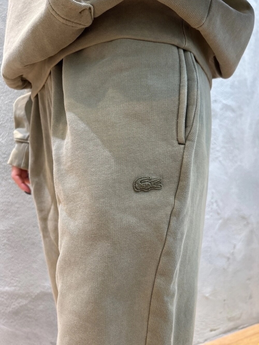 「スウェット、セットアップ、スニーカー、リュック、バックプリント、モノグラム」｜「LACOSTEのナチュラルダイスウェットトラックパンツ（スウェットパンツ、グリーン系）」を使った、momoさん（レディース・166cm）の春コーディネートの6枚目の写真