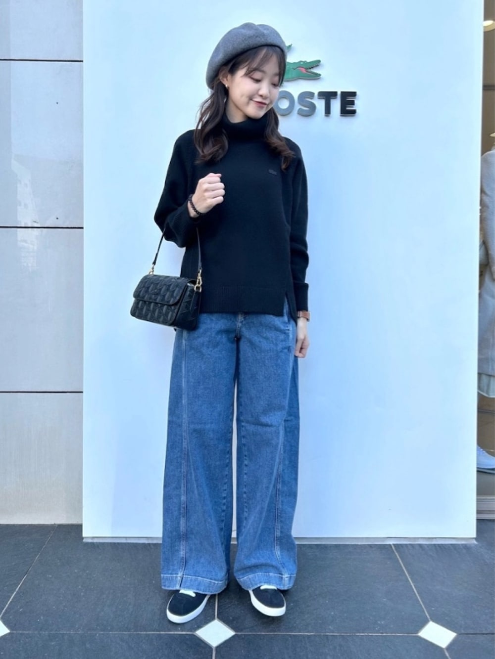 「タートルネック、ニット、ベレー帽、キルティングジャケット」｜「LACOSTEのラウンドヘムライン ボックスシルエット撥水キルティングジャケット（ノーカラージャケット、ブラック系）」を使った、momoさん（レディース・166cm）の春コーディネートの3枚目の写真