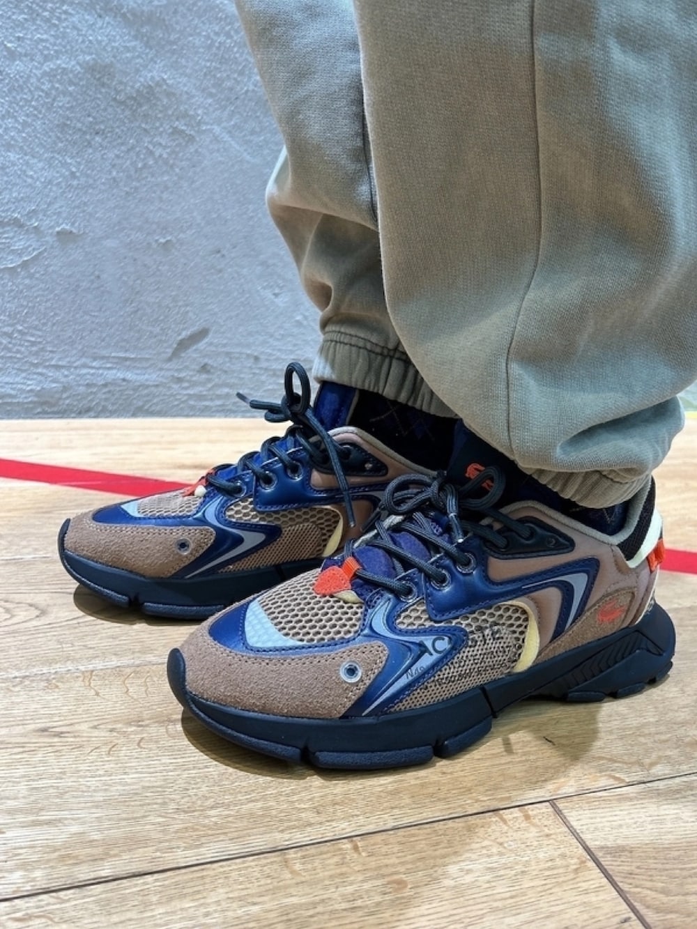 「スウェット、セットアップ、スニーカー、リュック、バックプリント、モノグラム」｜「LACOSTEのナチュラルダイスウェットトラックパンツ（スウェットパンツ、グリーン系）」を使った、momoさん（レディース・166cm）の春コーディネートの10枚目の写真