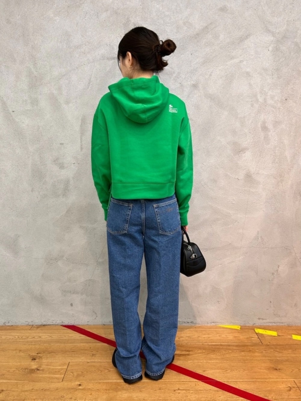 「スウェット、デニムパンツ、鞄、レザーバッグ」｜「LACOSTEのワイド＆クロップドフードスウェットパーカー / フーディー（パーカー、グリーン系）」を使った、momoさん（レディース・166cm）の春コーディネートの2枚目の写真