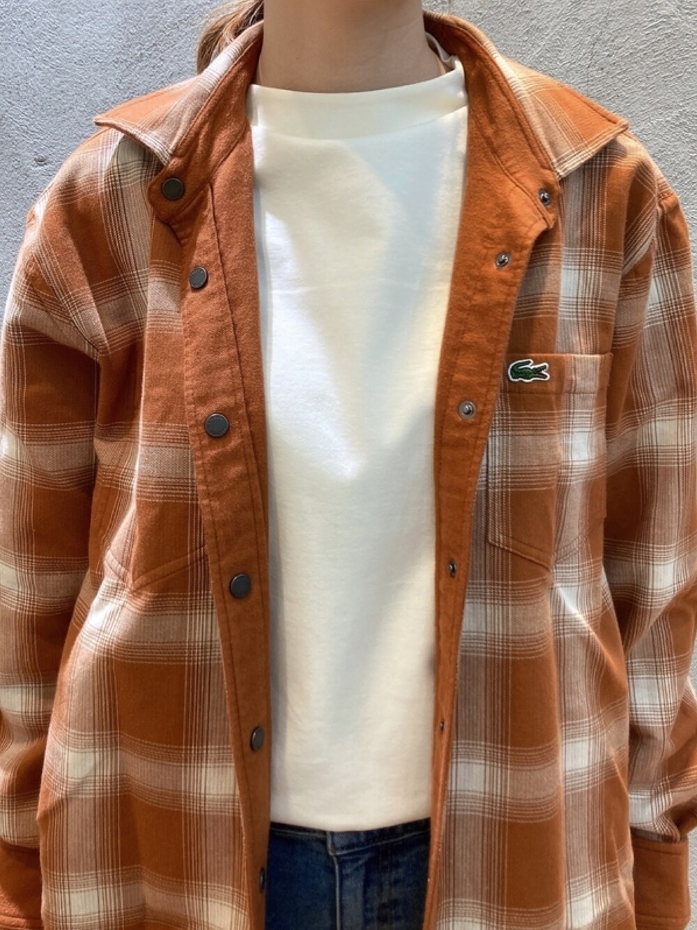 「リバーシブルシャツ、茶色、チェック柄、ボトルネック、Tシャツ、スニーカー」｜「LACOSTEのボトルネックミラノリブプルオーバー トレーナー（スウェット、ホワイト系）」を使った、momoさん（レディース・166cm）の春コーディネートの3枚目の写真